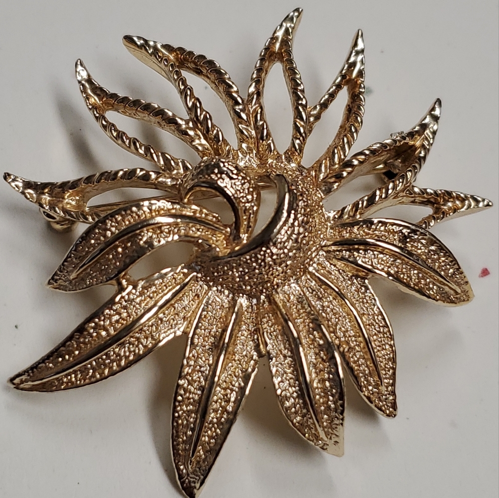 Vintage Signed Sarah Coventry Flower Brushed Etched Twisted Gold Tone Brooch Pin